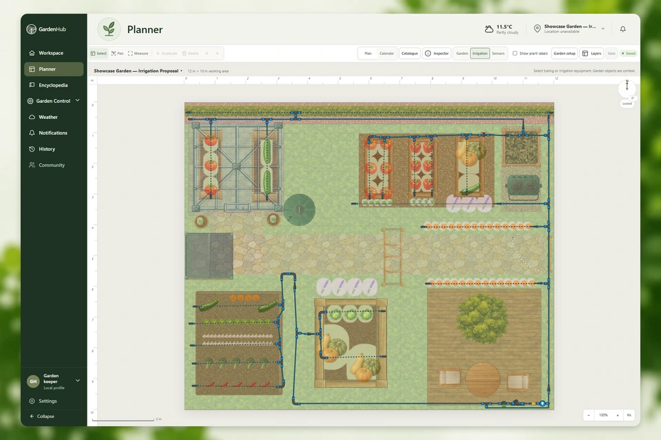 Aktuelle Bewässerungsansicht des Showcase-Gartens mit gespeichertem Leitungsnetz, gedimmtem Garten und ausgeblendeten Pflanzenbeschriftungen.
